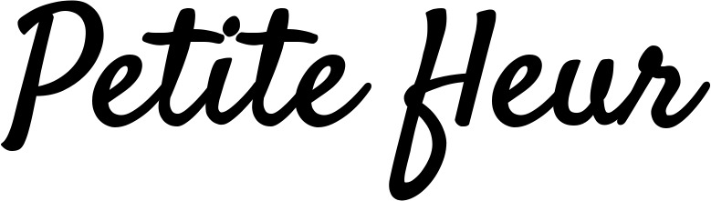 Vorschau des Bootsnamens "Petite fleur" als Schriftzug für "Bootsbeschriftung Klassisch 96"